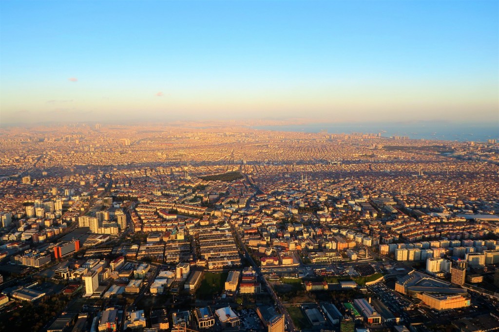 تضم إسطنبول العديد من المجمعات السكنية الحديثة المزودة بخدمات مثل الأمن والحدائق والمسابح.